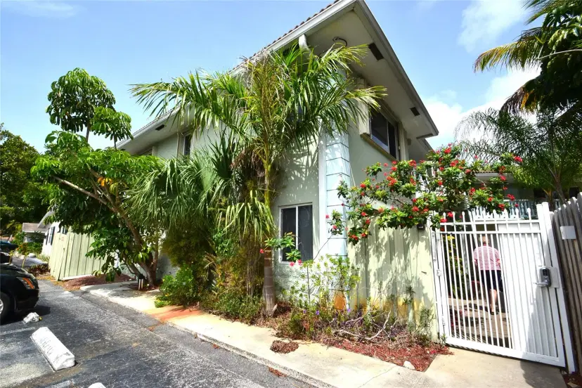 Picture of 1423 Holly Heights Dr 13, Fort Lauderdale FL 33304