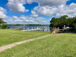 Picture of 325 Shoreland Dr E, Fort Myers, FL 33905
