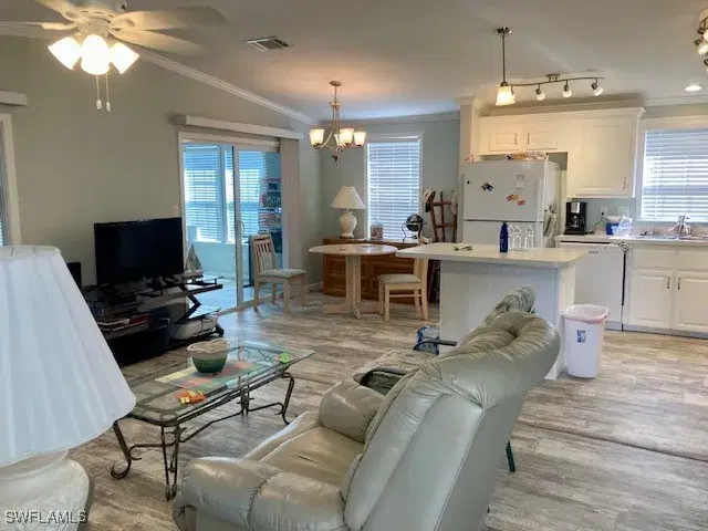 Picture of 325 Shoreland Dr E, Fort Myers FL 33905