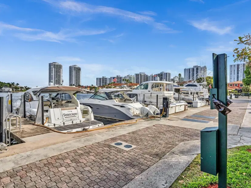 Picture of 3500 Magellan Cir 715, Miami FL 33180