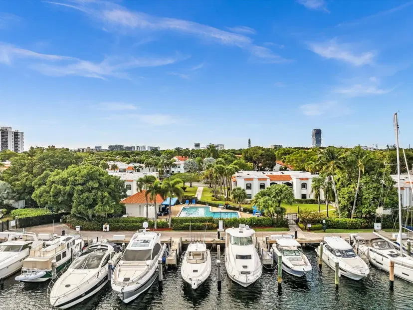 Picture of 3500 Magellan Cir 715, Miami FL 33180