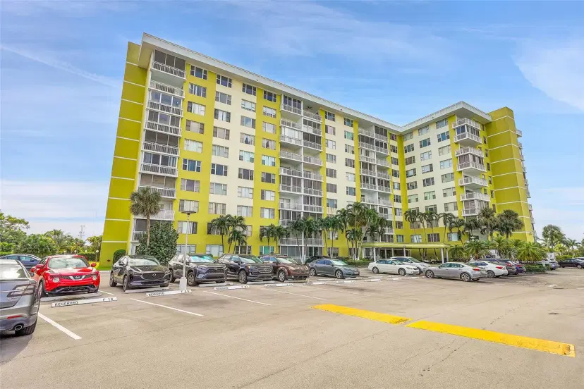 Picture of 4400 Hillcrest Dr 414B, Hollywood FL 33021