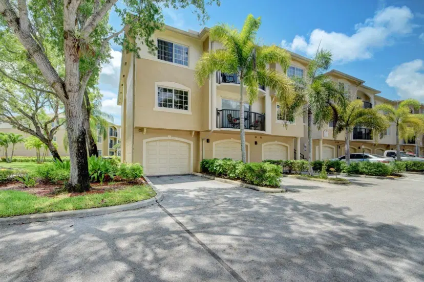 Picture of 300 Crestwood Court N 307, Royal Palm Beach FL 33411