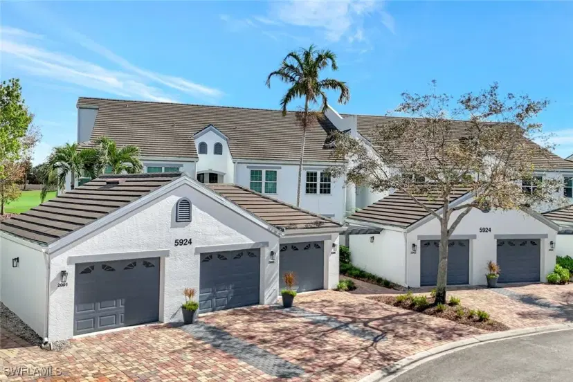 Picture of 5924 Sand Wedge Ln 2005, Naples FL 34110