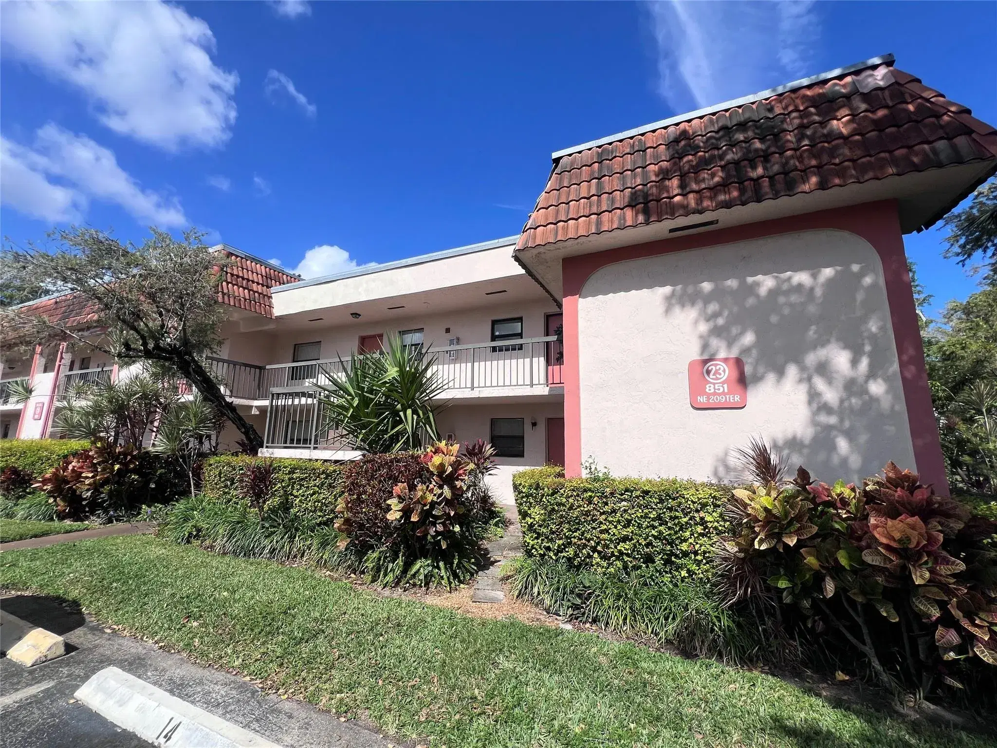 Picture of 851 NE 209Th Ter 206, Miami, FL 33179