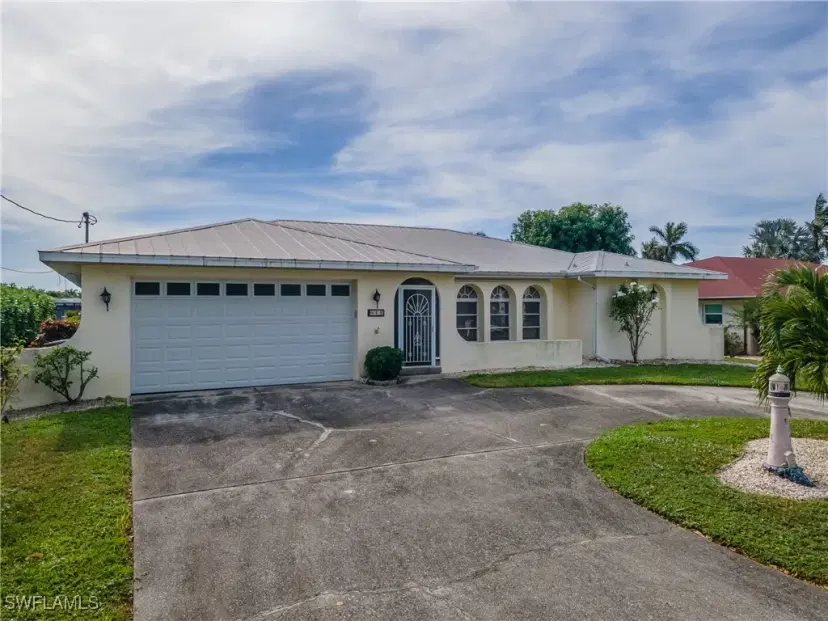 Picture of 814 Victoria Dr, Cape Coral FL 33904