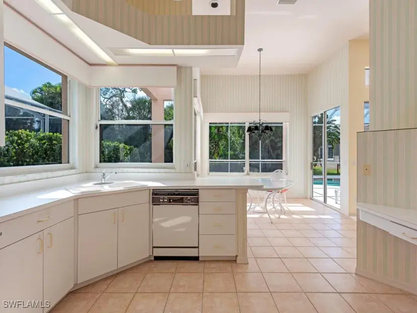 Picture of 584 Eagle Creek Dr, Naples FL 34113