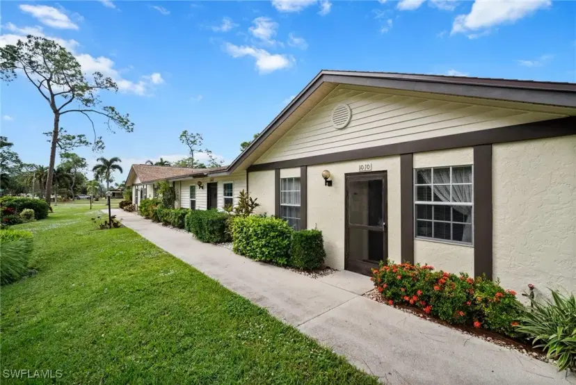 Picture of 1010 Pine Isle Ln 1010, Naples FL 34112