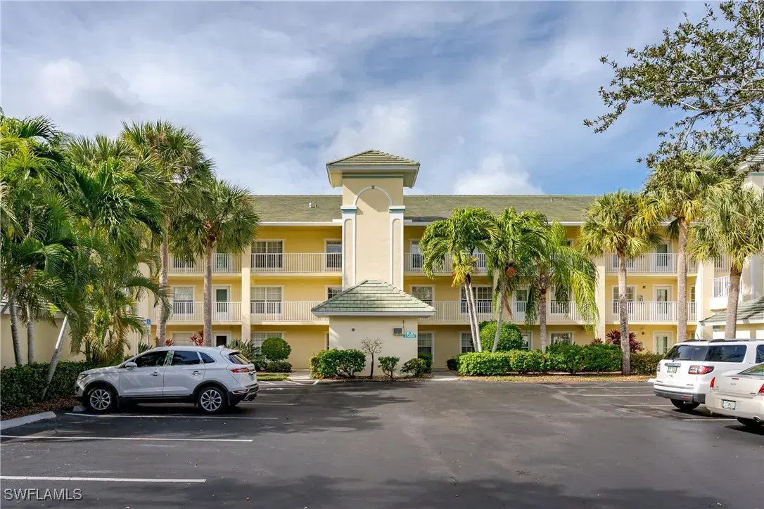 Picture of 15495 Cedarwood Ln 9-104, Naples, FL 34110