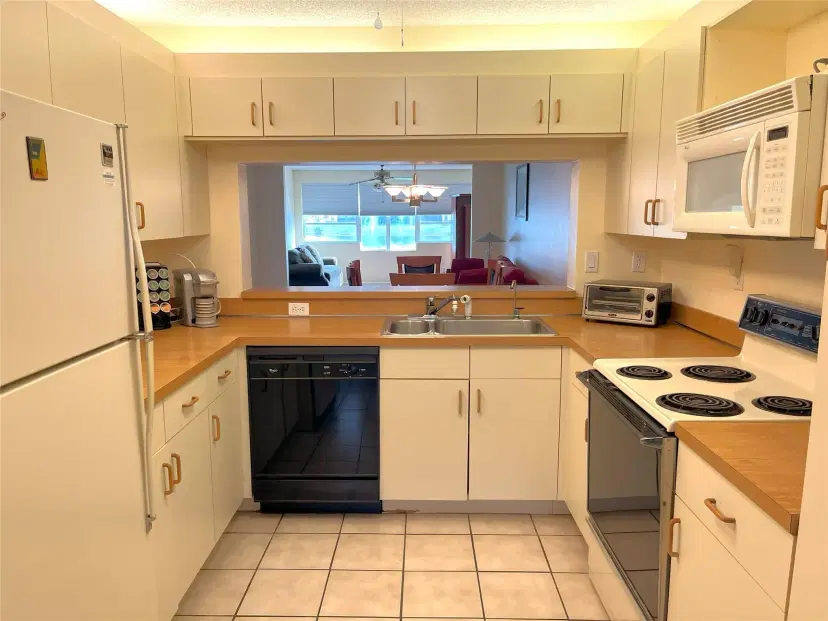 Picture of 7334 N Devon Dr 108, Tamarac FL 33321