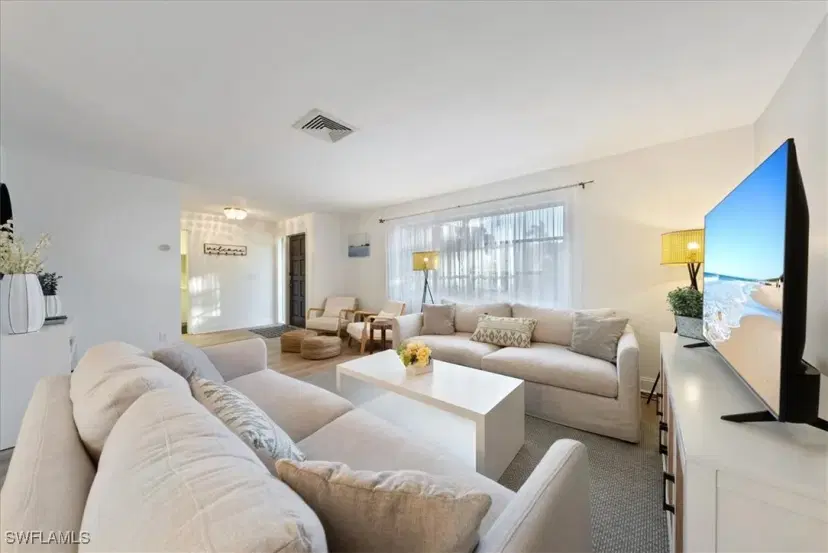 Picture of 657 Pompano Dr, Naples FL 34110
