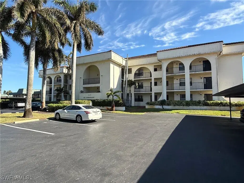 Picture of 700 Valley Stream Dr 303, Naples, FL 34113