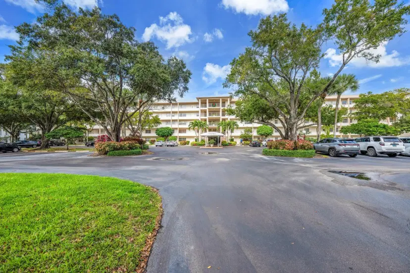 Picture of 3970 Oaks Clubhouse Dr 207, Pompano Beach FL 33069