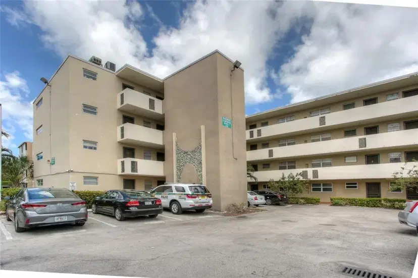 Picture of 1690 NE 191St St 405-1, Miami FL 33179