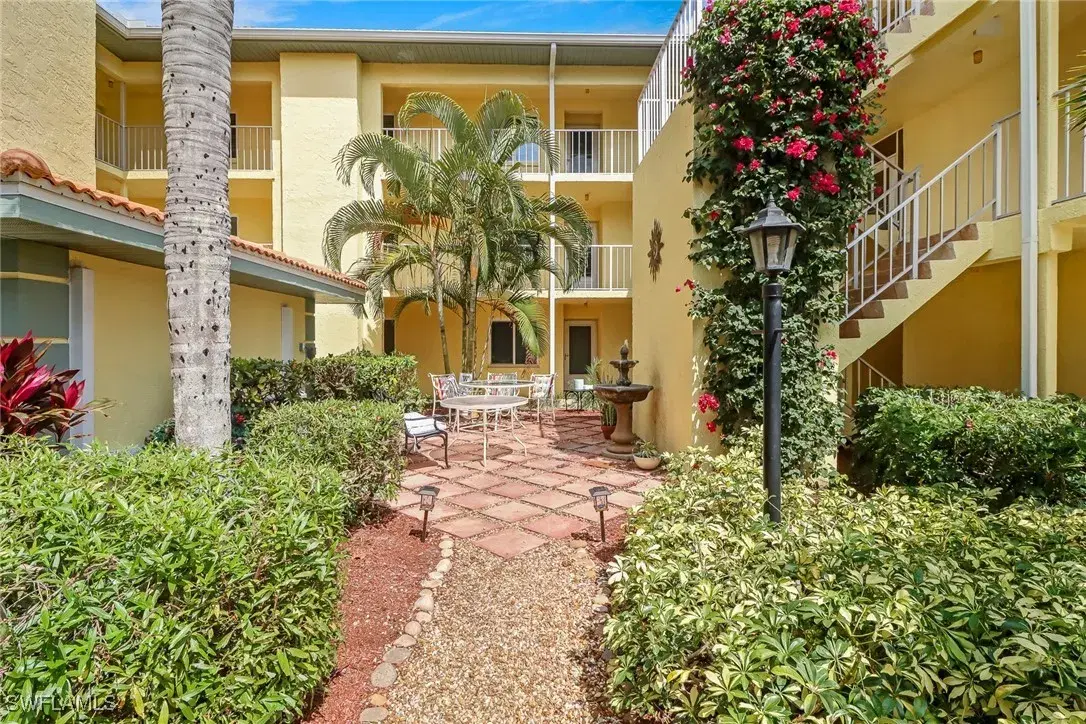 Picture of 1001 Foxfire Ln 109, Naples, FL 34104