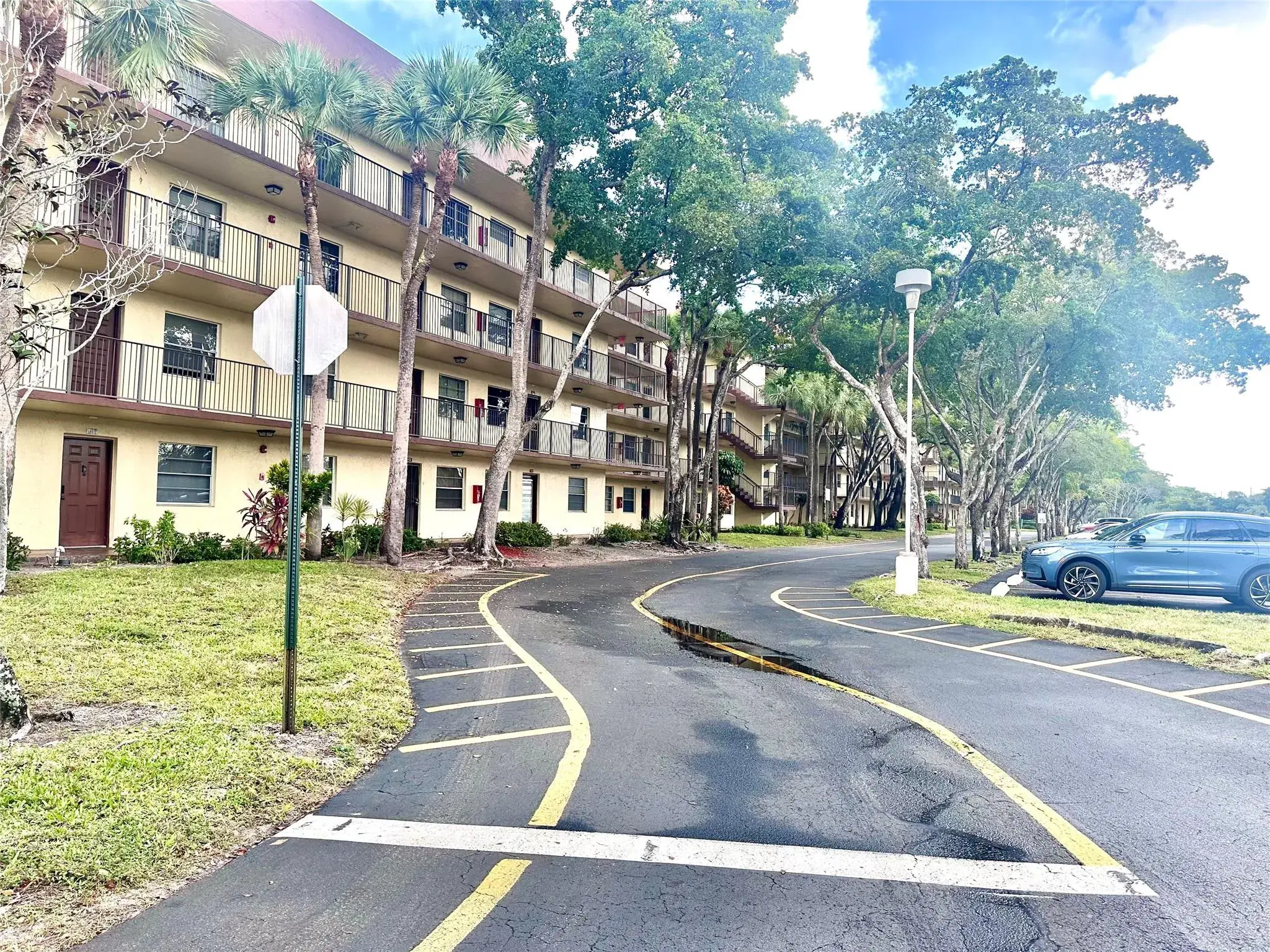 Picture of 3161 NW 47Th Ter 412, Lauderdale Lakes, FL 33319