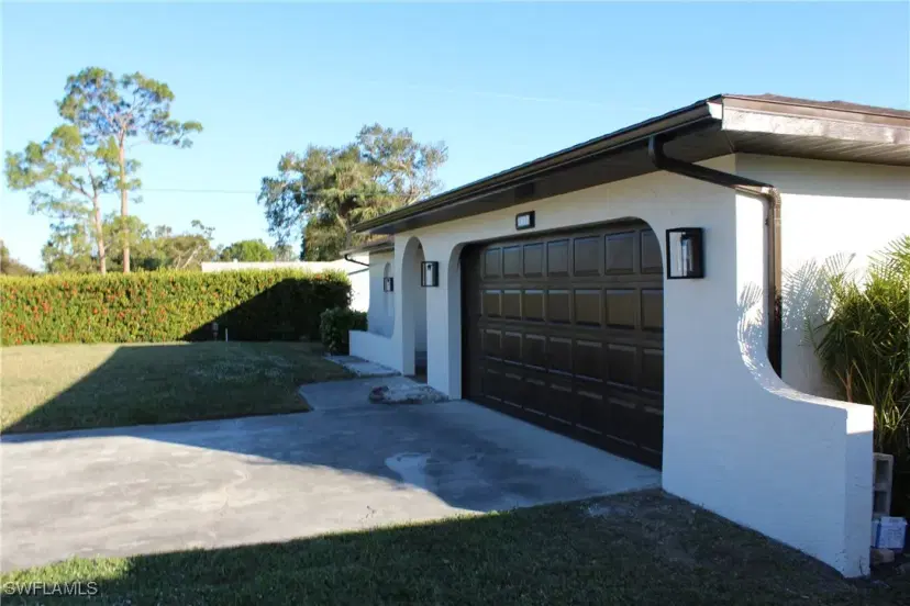 Picture of 351 Lakeview Dr, North Fort Myers FL 33917
