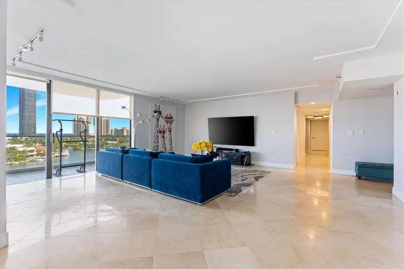 Picture of 19707 Turnberry Way 9J, Aventura FL 33180