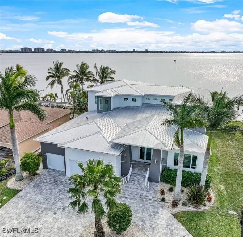 Picture of 1018 Dolphin Dr, Cape Coral FL 33904