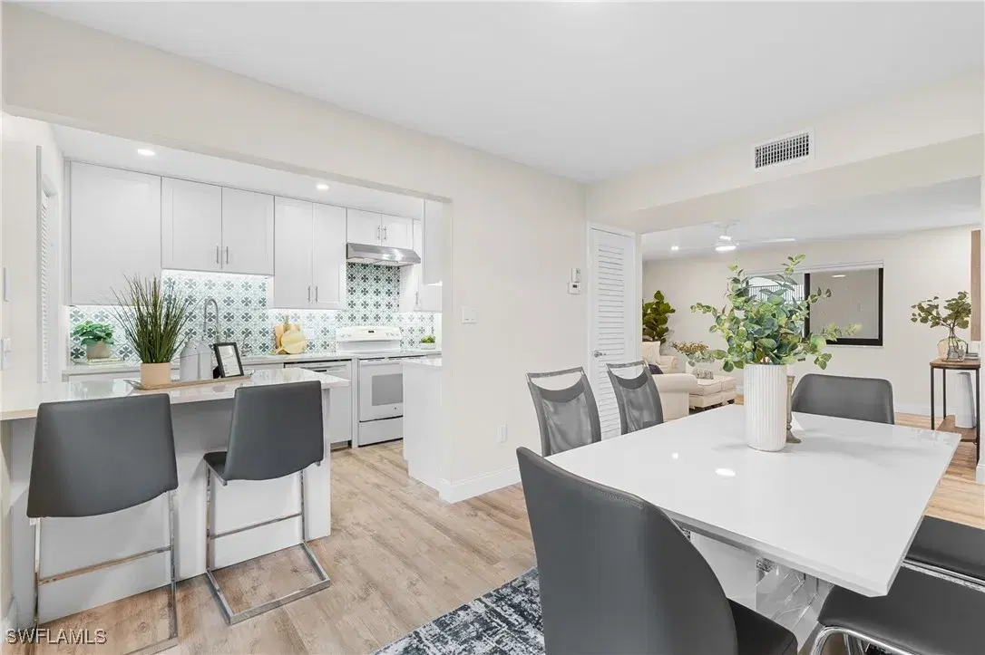 Picture of 788 Park Shore Dr F17, Naples, FL 34103