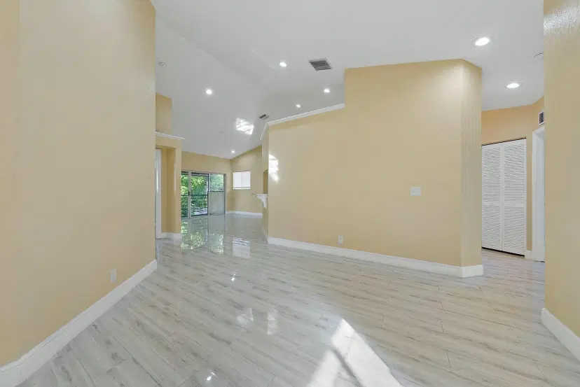 Picture of 13 Via De Casas Sur 202, Boynton Beach FL 33426
