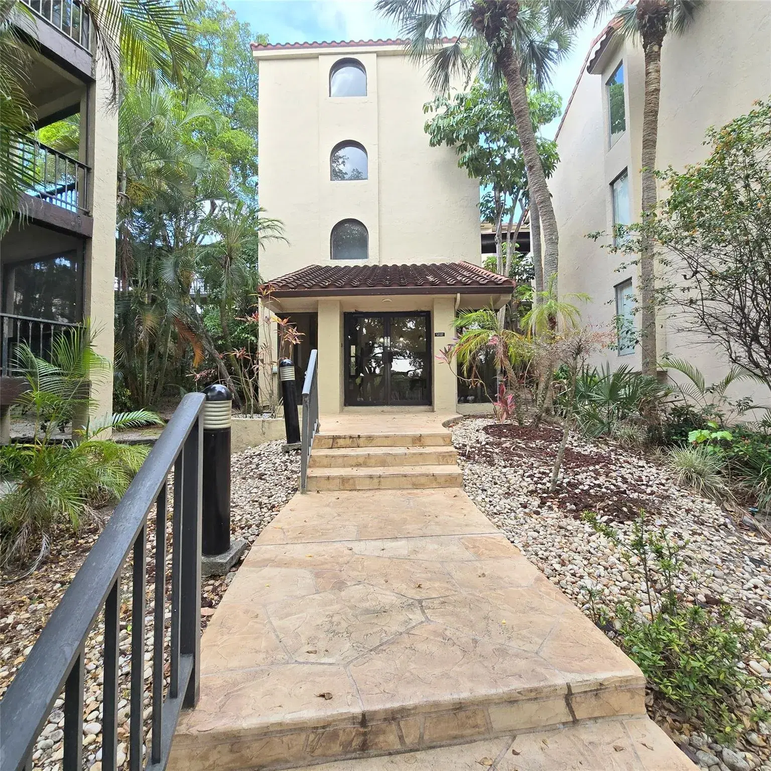 Picture of 6060 S Falls Circle Dr 203, Lauderhill, FL 33319