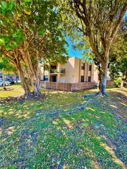 Picture of 240 W Park Dr 108-4, Miami, FL 33172
