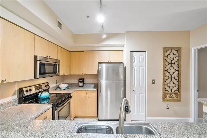 Picture of 8000 N Nob Hill Rd 304, Tamarac FL 33321