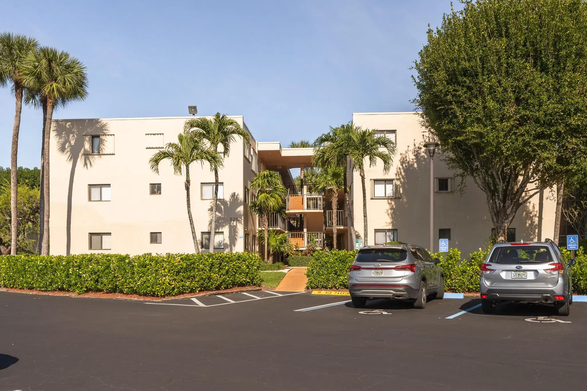 Picture of 5250 Las Verdes Cir Circle 116, Delray Beach, FL 33484