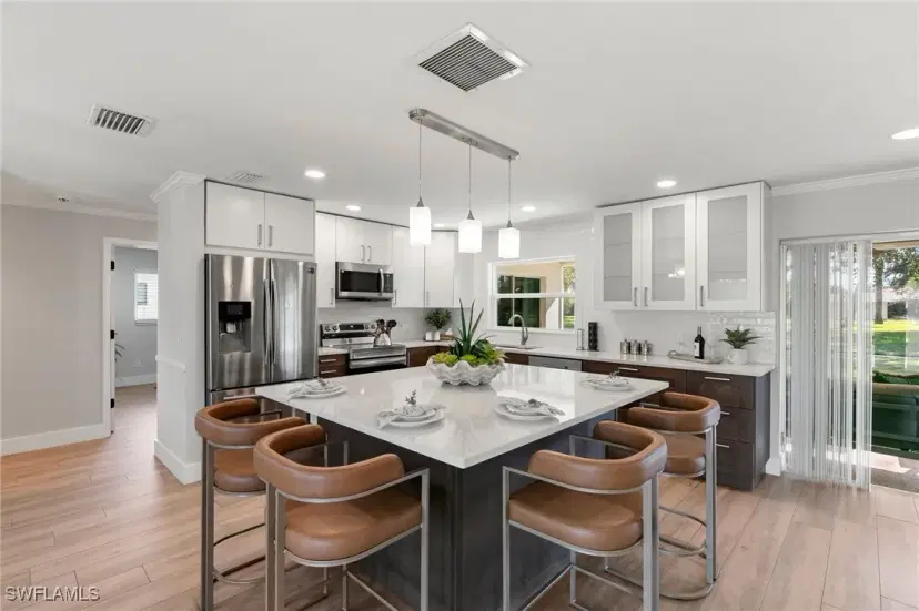Picture of 684 Pompano Dr, Naples FL 34110
