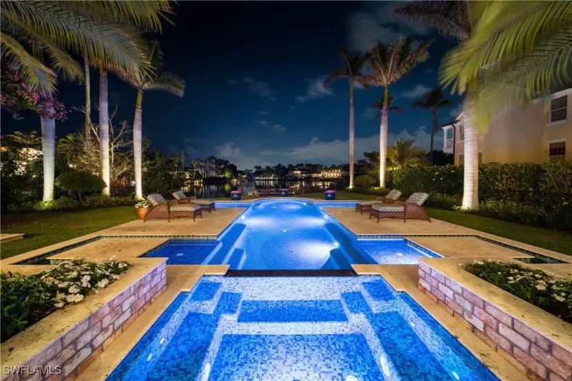Picture of 225 Cove Ln, Naples FL 34102