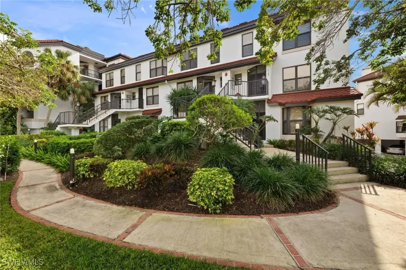 Picture of 111 La Peninsula Blvd 111, Naples FL 34113