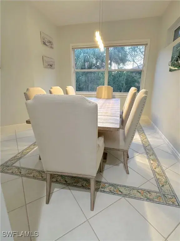 Picture of 516 Eagle Creek Dr, Naples FL 34113
