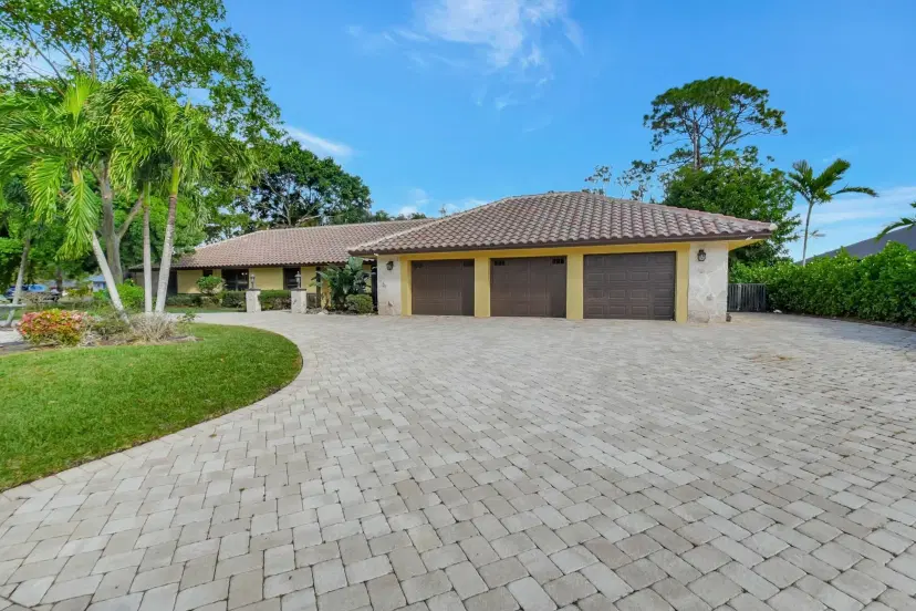 Picture of 581 S Country Club Drive, Atlantis FL 33462