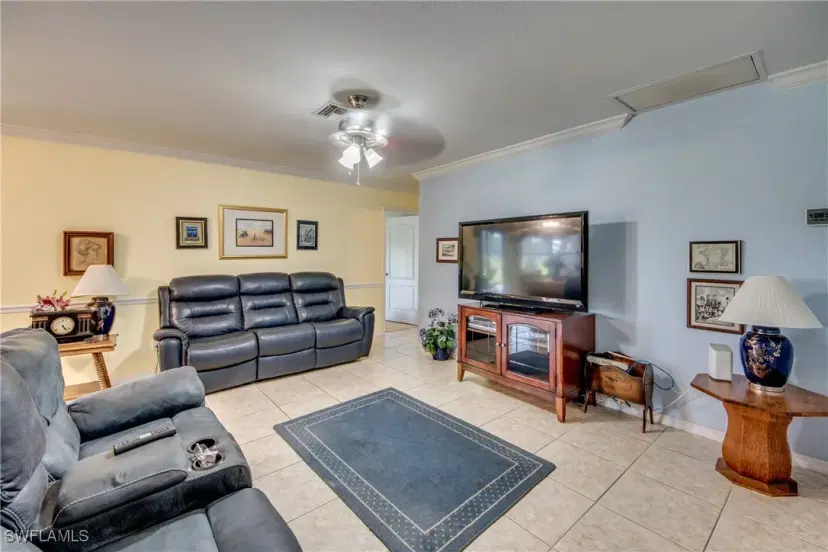 Picture of 904 SE 4Th Pl, Cape Coral FL 33990