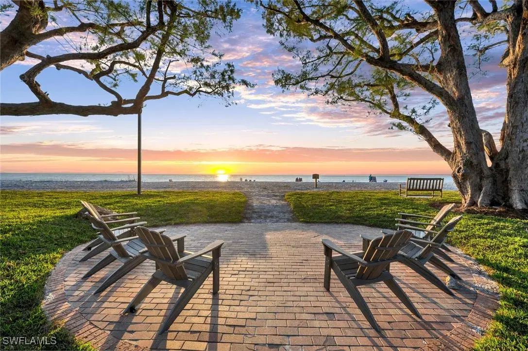 Picture of 2050 Crayton Rd, Naples, FL 34102