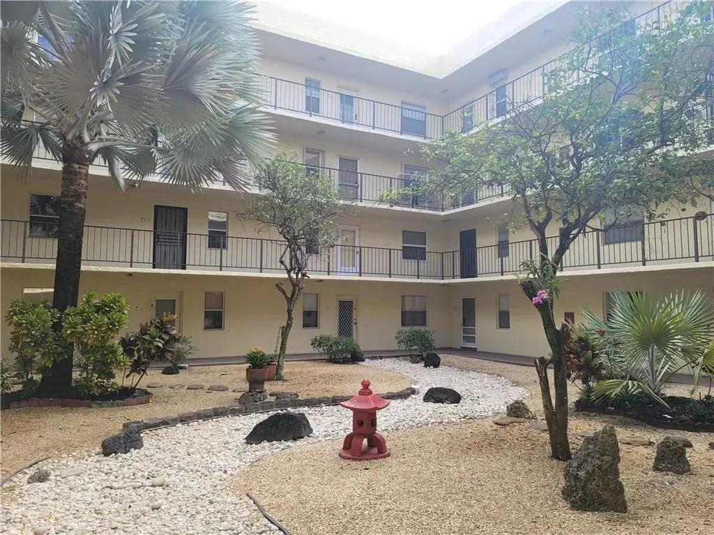 Picture of 2831 Somerset Dr 106, Lauderdale Lakes, FL 33311