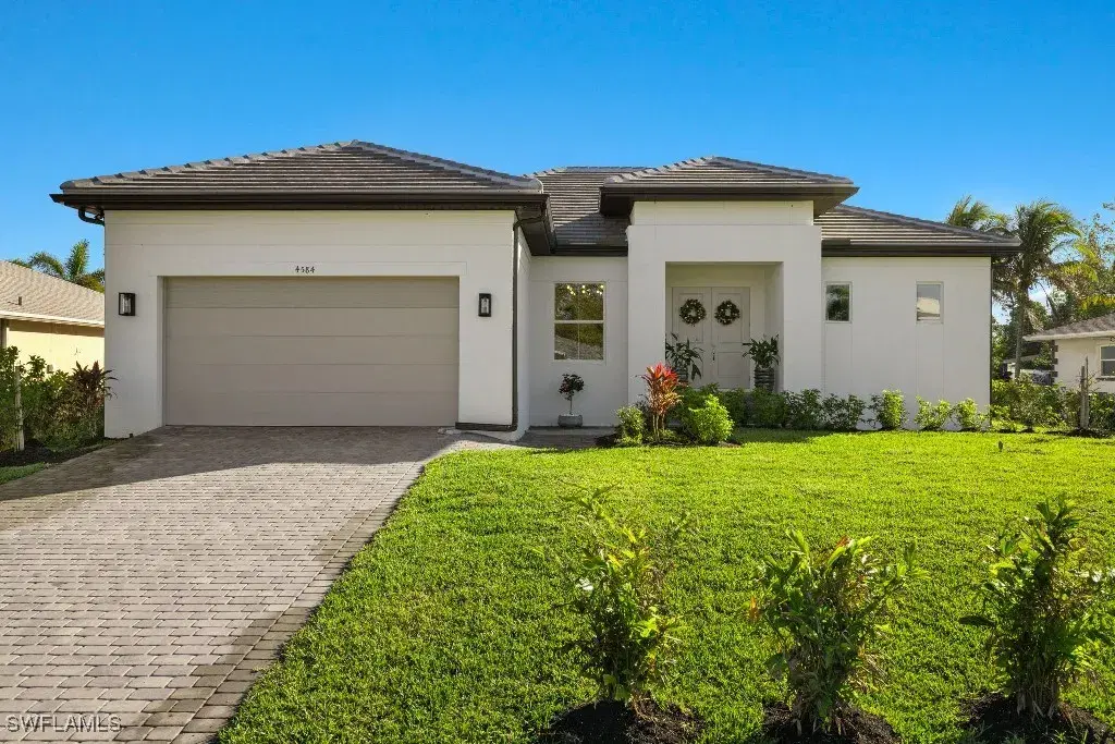 Picture of 4584 W Alhambra Cir, Naples, FL 34103