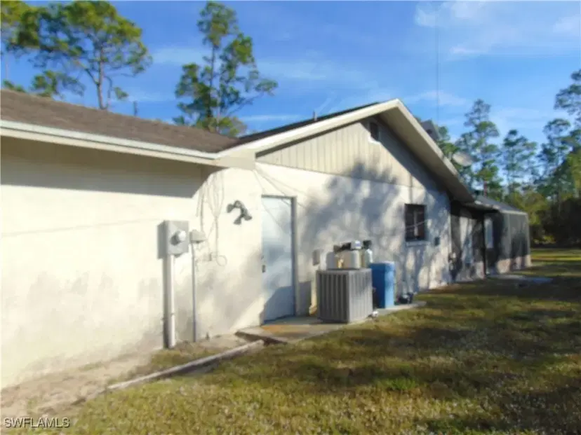 Picture of 906 Wells Ave, Lehigh Acres FL 33972