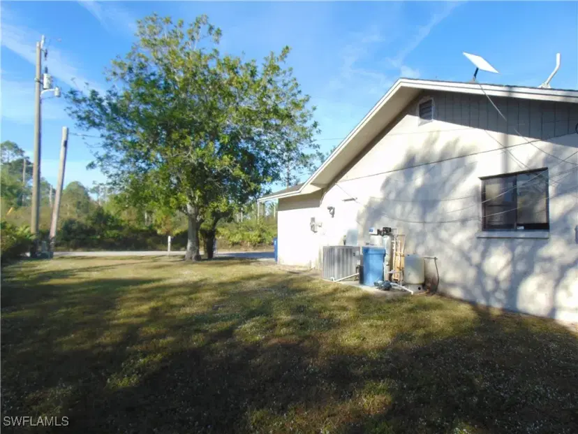 Picture of 906 Wells Ave, Lehigh Acres FL 33972