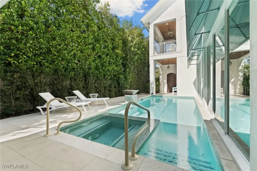 Picture of 242 2Nd Ave S, Naples FL 34102