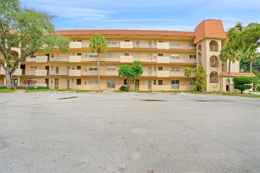 Picture of 6200 S Falls Cir Drive 310, Lauderhill FL 33319