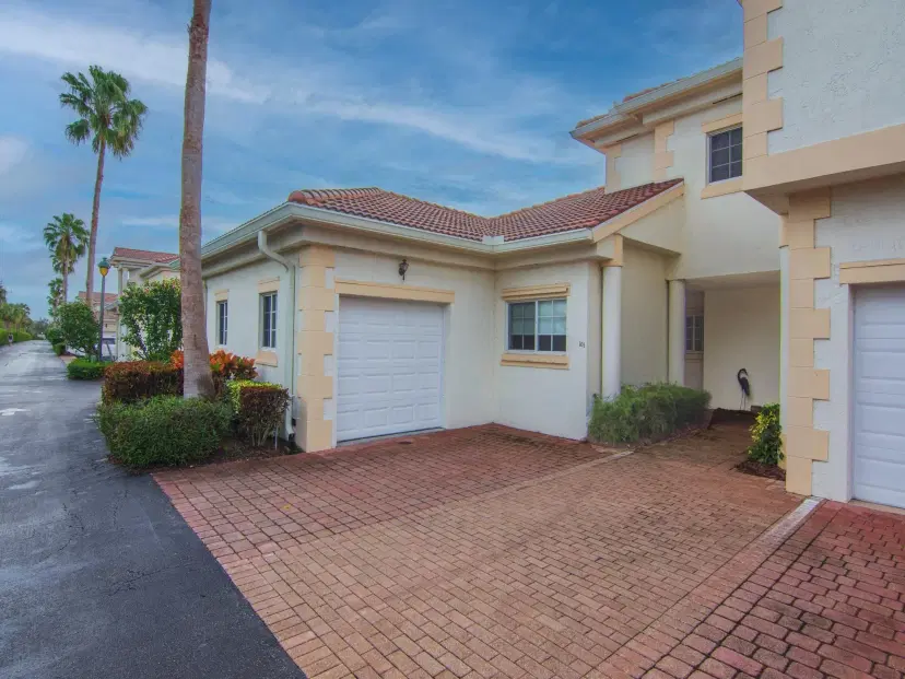 Picture of 556 7Th Sq 101, Vero Beach FL 32962