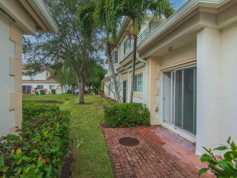 Picture of 556 7Th Sq 101, Vero Beach FL 32962