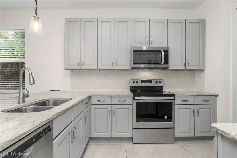 Picture of 2955 Pine Tree Dr, Naples FL 34112
