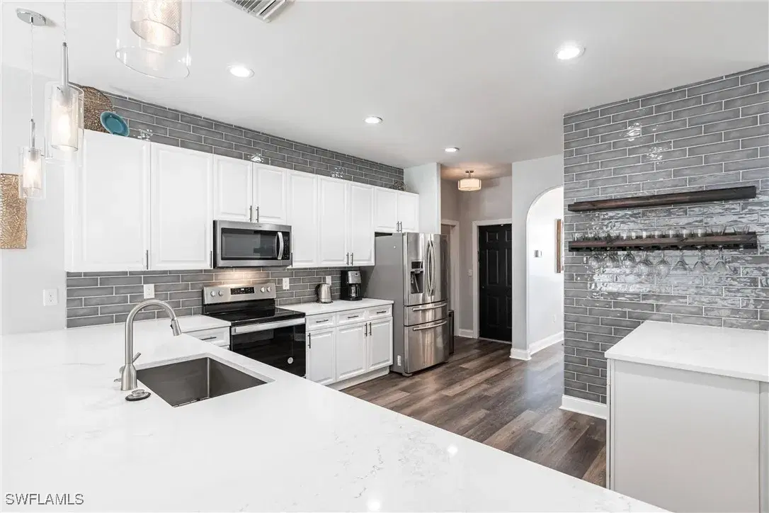 Picture of 11144 Lakeland Cir, Fort Myers, FL 33913