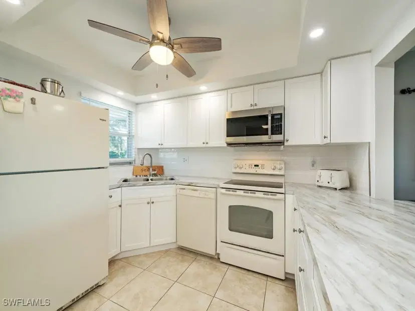 Picture of 37 High Point Cir E 109, Naples FL 34103