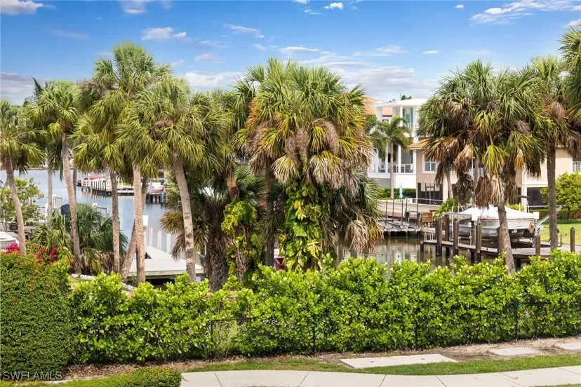 Picture of 9602 Vanderbilt Dr, Naples FL 34108