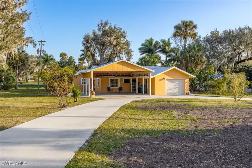 Picture of 617 Caloosa Estates Dr, Labelle FL 33935