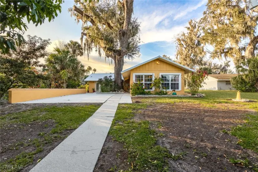 Picture of 617 Caloosa Estates Dr, Labelle FL 33935